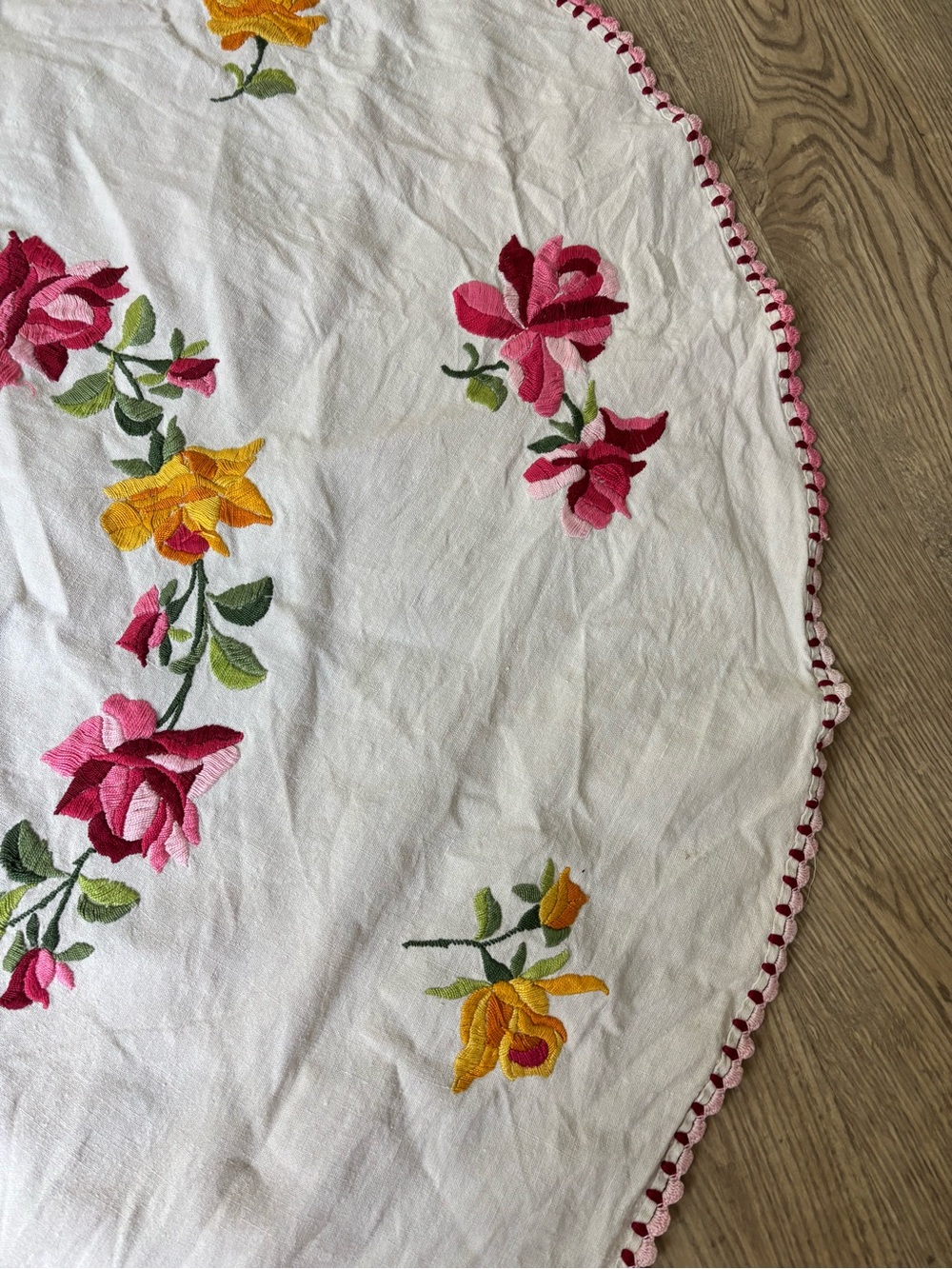 Vintage Floral Ivory Linen Tablecloth Hand Embroidered Pink Yellow Red 47”x42” - Picture 6 of 7